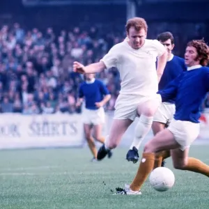 Billy Bremner du Leeds et Alan Ball d'Everton se battent pour le ballon lors de leur match. Billy Bremner du Leeds et Alan Ball d'Everton se battent pour le ballon lors de leur match.