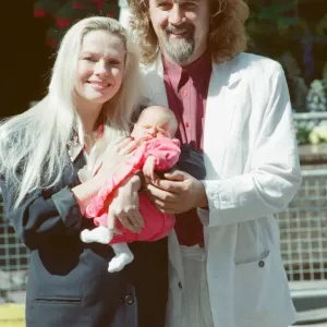 Billy Connolly, Pamela Stephenson y su nuevo bebé Scarlett Connolly. 6 de agosto de 1988.