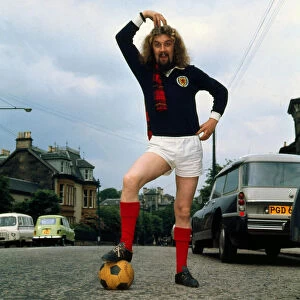 Billy Connolly wearing Scotland football top 1974 A©mirrorpix