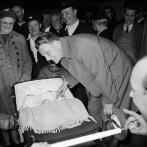 Billy Graham, the evangelist, arrived in London tonight after his successful Scottish Billy Graham, the evangelist, arrived in London tonight after his successful Scottish