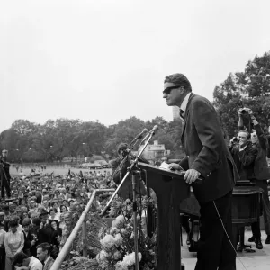 Billy Graham a pris la parole en plein air aujourd'hui pour une courte réunion dans le parc Hyde adjacent à.