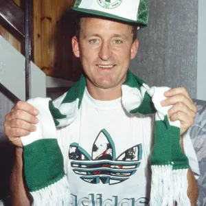 Billy Reid, futbolista de Clyde con un pañuelo y sombrero del Celtic, agosto 1989.