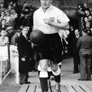 Billy Wright Football conduce al equipo de Inglaterra hasta el campo en 1950. Billy Wright Football conduce al equipo de Inglaterra hasta el campo en 1950.