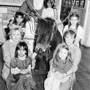 La visite du Père Noël à l'école maternelle et infantile de Birkby.
