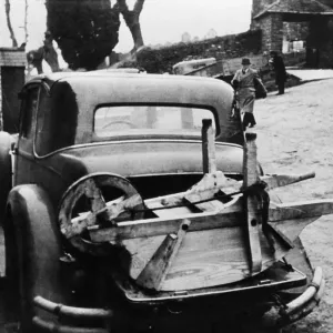 Un residente de Blackawton decide llevar su carrito de ruedas con ellos durante la evacuación. Un residente de Blackawton decide llevar su carrito de ruedas con ellos durante la evacuación.