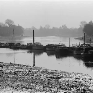 Bateaux sur la rivière Tamise à Kew, Londres. 5 mars 1971 Bateaux sur la rivière Tamise à Kew, Londres. 5 mars 1971