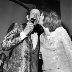 Bob Anthony who became the new world non stop singing record holder managed to continue