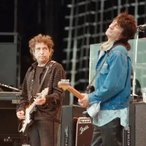 Bobby Dylan (links im braunen Kleid) schaut zu Ronnie Wood (im blauen) Bobby Dylan (links im braunen Kleid) schaut zu Ronnie Wood (im blauen)