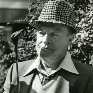Bob Hope holding golf club - September 1981 23 / 09 / 1981 Bob Hope holding golf club - September 1981 23 / 09 / 1981