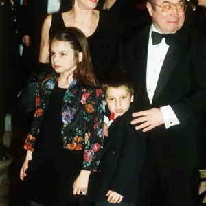 Bob Hoskins Film / Actor with his wife and children at the Premier of Hook Dbase MSI Bob Hoskins Film / Actor with his wife and children at the Premier of Hook Dbase MSI