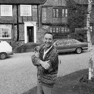 Bob Monkhouse, Unterhalter im Bild vor seinem Haus - 08/03/1989