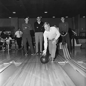 Bobby Charlton and some of the Manchester United football team go ten pin bowling at