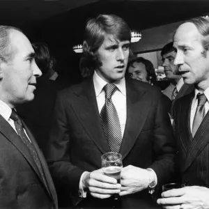 Bobby Charlton (droite) discute avec Geoff Hurst (centre) et Sir Alf Ramsey (gauche). Bobby Charlton (droite) discute avec Geoff Hurst (centre) et Sir Alf Ramsey (gauche).