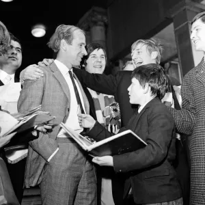 Bobby Charlton è soffocato dai tifosi che vogliono la sua firma autografo Manchester United.