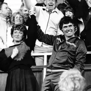 Bobby Gould et son épouse acceptent les applaudissements des supporters lors d'un match de football Coventry v Norwich.