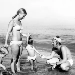 El futbolista Bobby Moore en vacaciones con su esposa y niños en España. El futbolista Bobby Moore en vacaciones con su esposa y niños en España.