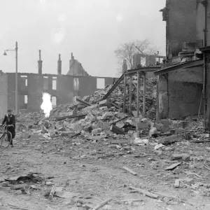 Les dommages causés par les bombes à Glasgow Clydeside, deux garçons s'enfuient pour se mettre en sécurité pendant le blitz. Les dommages causés par les bombes à Glasgow Clydeside, deux garçons s'enfuient pour se mettre en sécurité pendant le blitz.