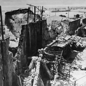 Un bombardamento ha distrutto magazzini e vagoni merci sul molo di Catania. Un bombardamento ha distrutto magazzini e vagoni merci sul molo di Catania.