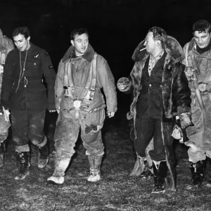 Tripulación de bombardero después de la incursión en Alemania. RAF, Real Fuerza Aérea. Tripulación de bombardero después de la incursión en Alemania. RAF, Real Fuerza Aérea.
