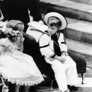 El príncipe William aburrido se pone la lengua fuera a Laura Fellowes en la boda del príncipe.