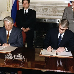 Boris Yeltsin Russian President and John Major British Prime Minister sign a Memorandum
