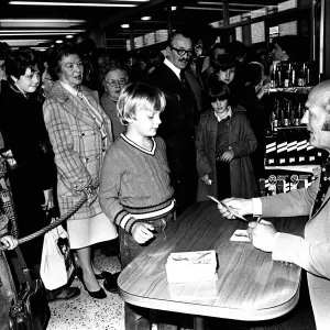 Le boxeur Henry Cooper a visité British Home Stores à Newcastle le 22 octobre 1980 pour signer.