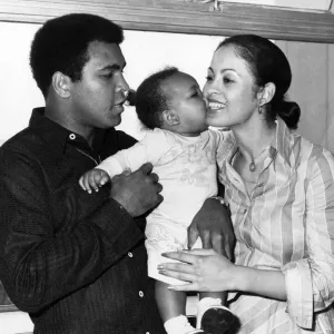 Le boxeur Mohammad Ali avec son épouse Veronica et leur bébé de 1 an Hanna quittant Heathrow. Le boxeur Mohammad Ali avec son épouse Veronica et leur bébé de 1 an Hanna quittant Heathrow.