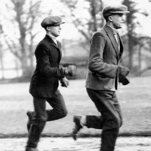 Boxeur, Teddy Baldock (à l'avant) en train de s'entraîner dans les jardins des Jardins Chinois. Boxeur, Teddy Baldock (à l'avant) en train de s'entraîner dans les jardins des Jardins Chinois.