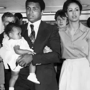 Le roi du boxe Muhammad Ali arrive en Grande-Bretagne - et trouve que son shuffle célèbre est trop lent pour faire face. Le roi du boxe Muhammad Ali arrive en Grande-Bretagne - et trouve que son shuffle célèbre est trop lent pour faire face.