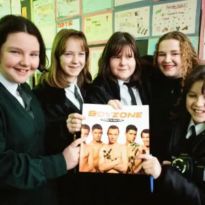 Le groupe Boyzone apparaît à l'émission Big Breakfast en direct de l'école Tile Hill Wood.
