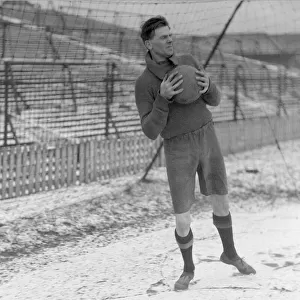 Bradford City FC. Clough training in the snow 11th February 1930. DM17277