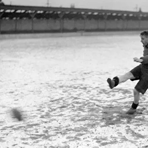 Bradford City FC. Davis training in the snow 11th February 1930. DM17276a
