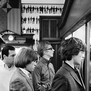 Brian Jones (l), Andrew Loog Oldham (centre) & Mick Jagger (r