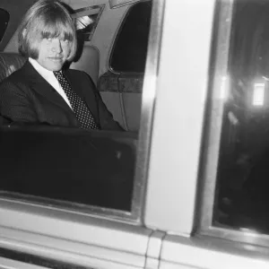 Brian Jones von der Popgruppe The Rolling Stones auf dem Weg zu den Sitzungen in London, wobei er sich gegenüberstellt