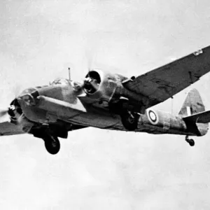 El bombardero cazabombardero de alta velocidad Bristol Blenheim Mark V en vuelo durante la campaña del norte de África.