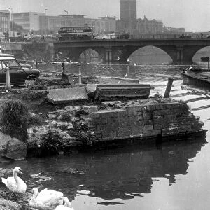 Bristol Bridge in the 1960s, Fairfax House to the left, and the ruins of St Peter