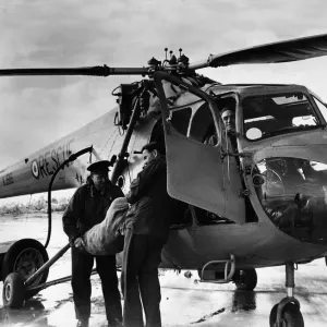 Un hélicoptère de recherche et sauvetage Bristol Sycamore HR14 vu ici se ravitailler à RAF.