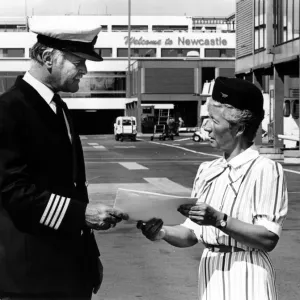 El capitán de Britannia Airways Dave Lott y la azafata Joan Young en el Aeropuerto de Newcastle.