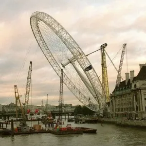 La British Airways London Eye Oct 1999 Une grande roue de fer à cheval domine.