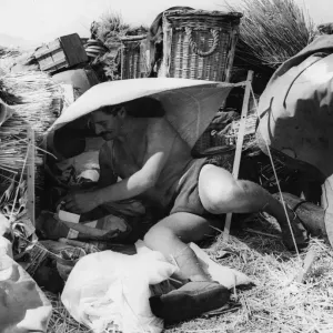 Tropas del ejército británico encuentran que el soldado es un trabajo caluroso durante la cima del verano en Sicilia.