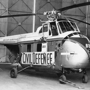 Un hélicoptère Westland Whirlwind de la Défense civile européenne des aériens britanniques qui devait atterrir.