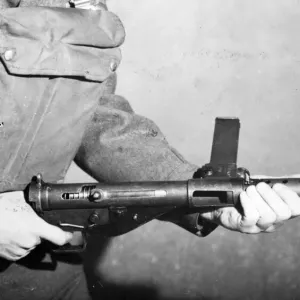 Membre britannique de la Home Guard équipé d'une mitrailleuse Sten. Mai 1942. Membre britannique de la Home Guard équipé d'une mitrailleuse Sten. Mai 1942.