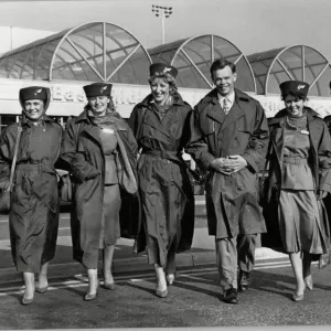 Le nouveau uniforme de British Midland a été révélé à l'aéroport du Midlands Est. 15 novembre 1988.