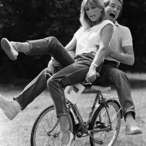 Britischer Motorrad-Rennfahrer Barry Sheene und seine Freundin Stephanie McLean werden zusammen in einer Fernsehserie mitspielen