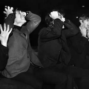 Les stars de pop britanniques The Beatles imitant leurs fans en hurlant alors qu'ils posent devant leur. Les stars de pop britanniques The Beatles imitant leurs fans en hurlant alors qu'ils posent devant leur.