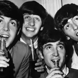 Les chanteurs de pop britanniques The Beatles posent avec des bouteilles de Coca Cola pendant une séance photo. Les chanteurs de pop britanniques The Beatles posent avec des bouteilles de Coca Cola pendant une séance photo.