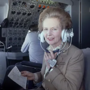 La primera ministra británica Margaret Thatcher se posa en el cockpit de un Vickers VC10 de la RAF. La primera ministra británica Margaret Thatcher se posa en el cockpit de un Vickers VC10 de la RAF.