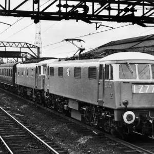 Un train électrique de locomotive express de la classe 83 du chemin de fer britannique. Un train électrique de locomotive express de la classe 83 du chemin de fer britannique.