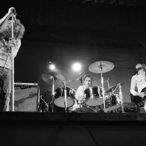 Groupe de rock britannique The Who en train de se produire sur scène lors d'un concert à l'Université. Groupe de rock britannique The Who en train de se produire sur scène lors d'un concert à l'Université.