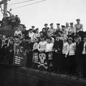 La submarina de la Marina Real Británica HMS Porpoise regresa a su base en Portsmouth.